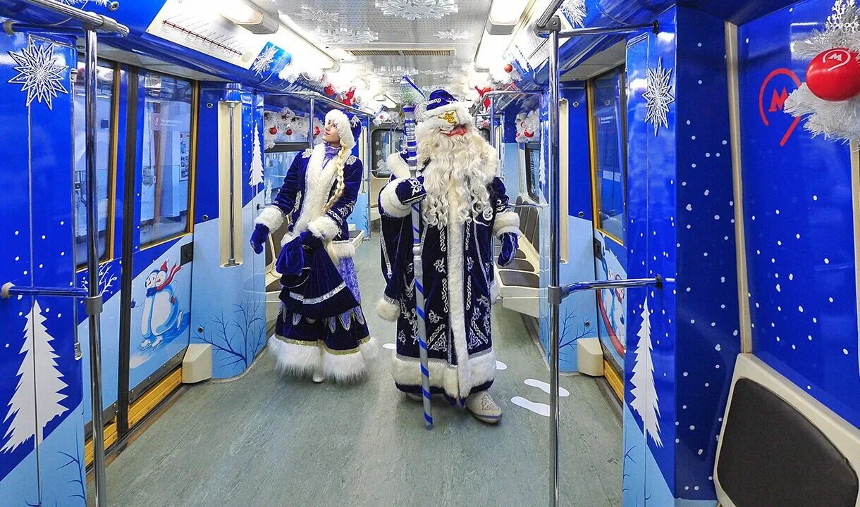 Новогодний метро. Новогодний поезд деда мороза метро. новогодний поезд москва. новогодний поезд метро 2018. дед мороз в метро.