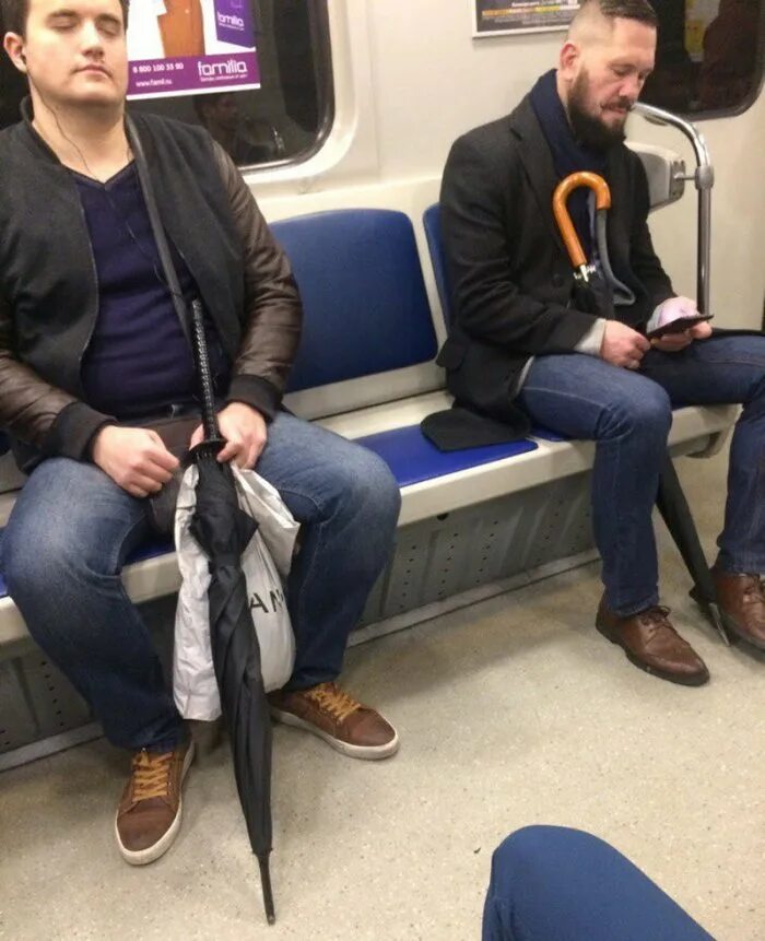 Люди в метро. Пассажиры метро. Пассажир метрополитена. Смешные люди в метро. Люди в метро.