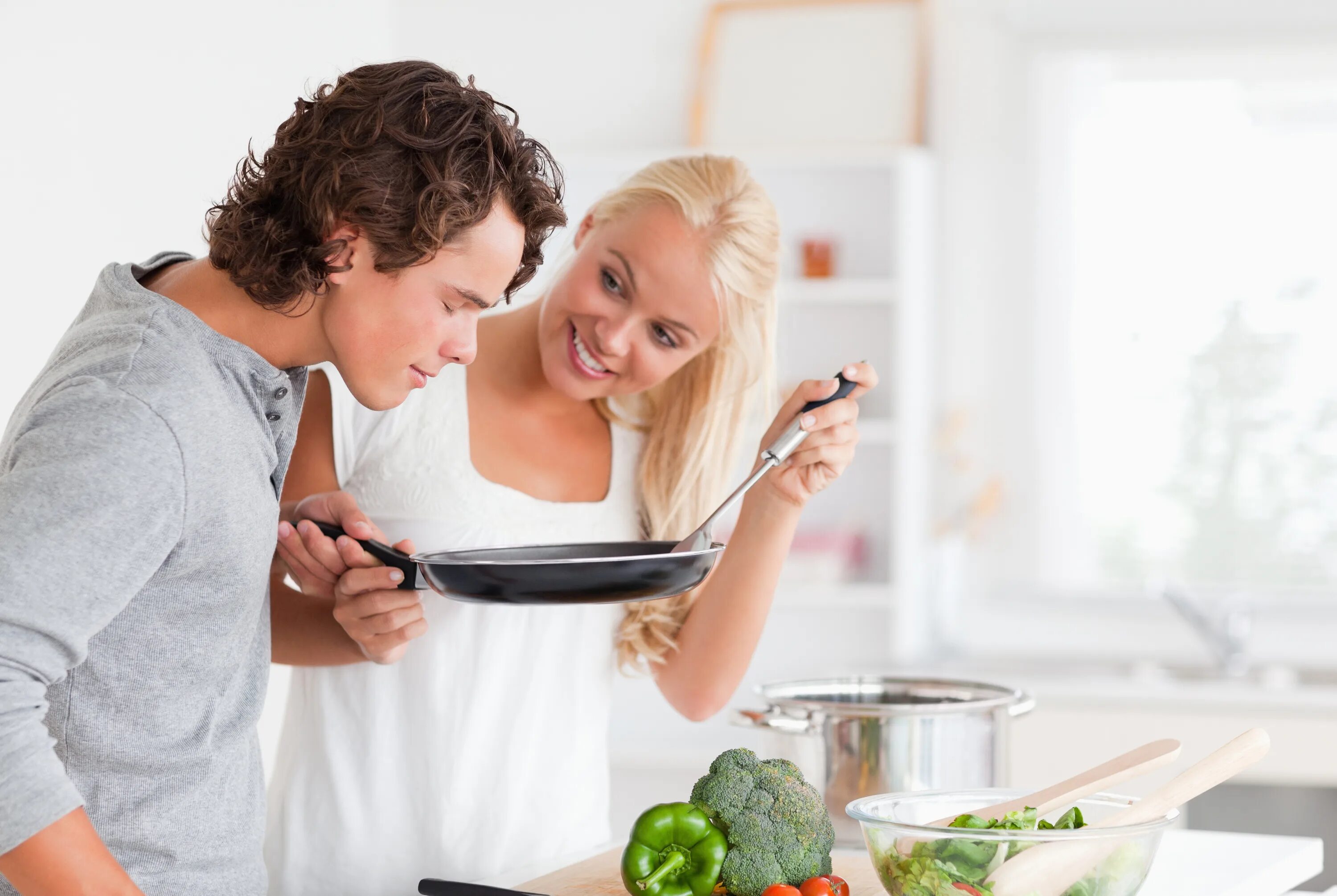 Жена готовит кушать. Мужчина и женщина на кухне. Муж и жена готовят. Мужчина на кухне. Женщина ест мужчину.