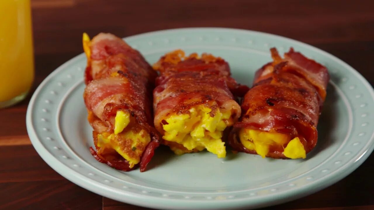Bacon and eggs are. Завтрак с сосисками. блинчики с беконом и яйцом. шпикачки для завтрака. beef and cheese roll-ups.