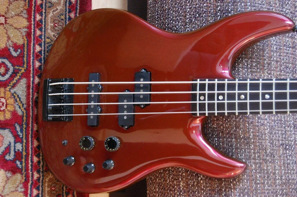 Red bass. Peavey Dyna Bass. Бас-гитара Peavey milestone Red. Peavey g-Bass Red. Peavey 4 Ruby Red Bass.