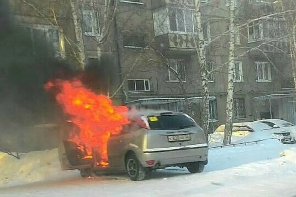 Фокус сгорел. Сгорел автомобиль Ангарск. Сгоревший Форд фокус. Горящий Форд фокус 1.