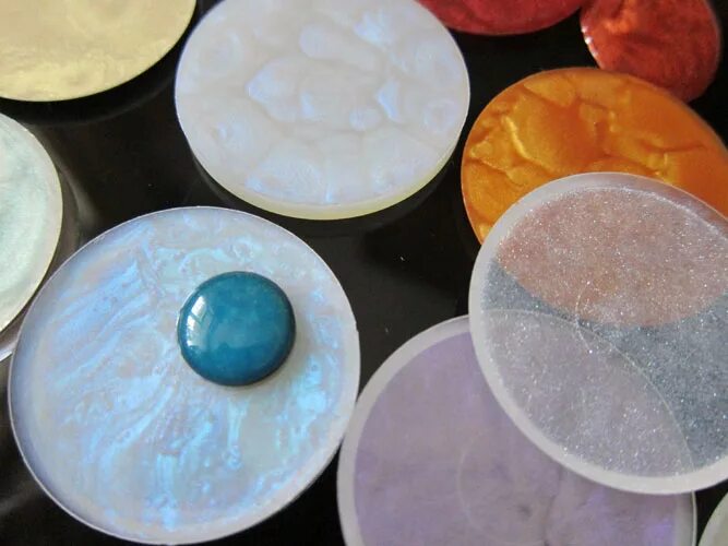 глиттер для эпоксидной смолы. перламутр для эпоксидной смолы. перламутровый краситель для эпоксидной смолы. жеода оникс эпоксидная смола. эпоксидная смола срез камня.