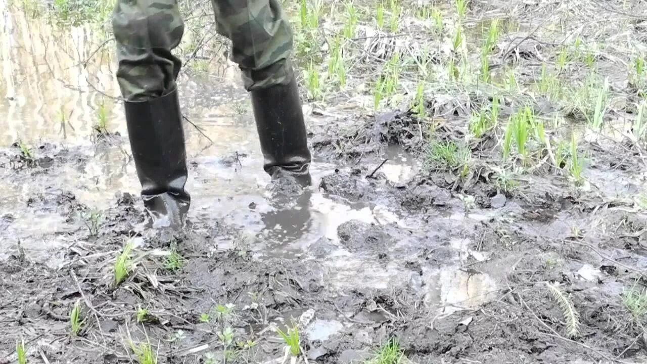 Замш вые сапоги болот стая местность. Грязные солдатские сапоги. Солдатские сапоги в грязи. Кирзовые сапоги в грязи. Грязные резиновые сапоги.