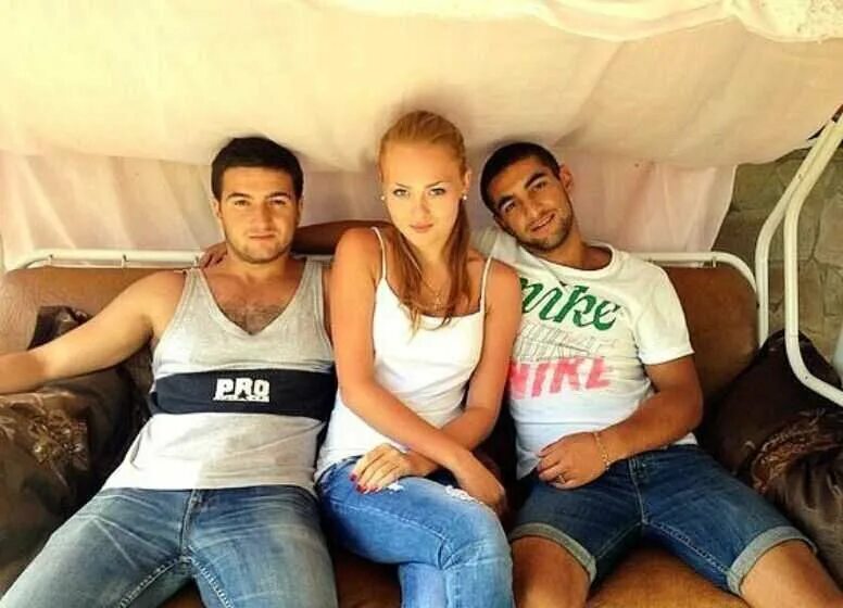 Имеет русскую девушку