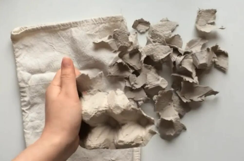 Лепка из массы яичных ячеек. Папье-маше из яичных лотков. Масса для лепки из яичных лотков. Масса для лепки из яичных лотков. Папье маше из яичныхллоков.