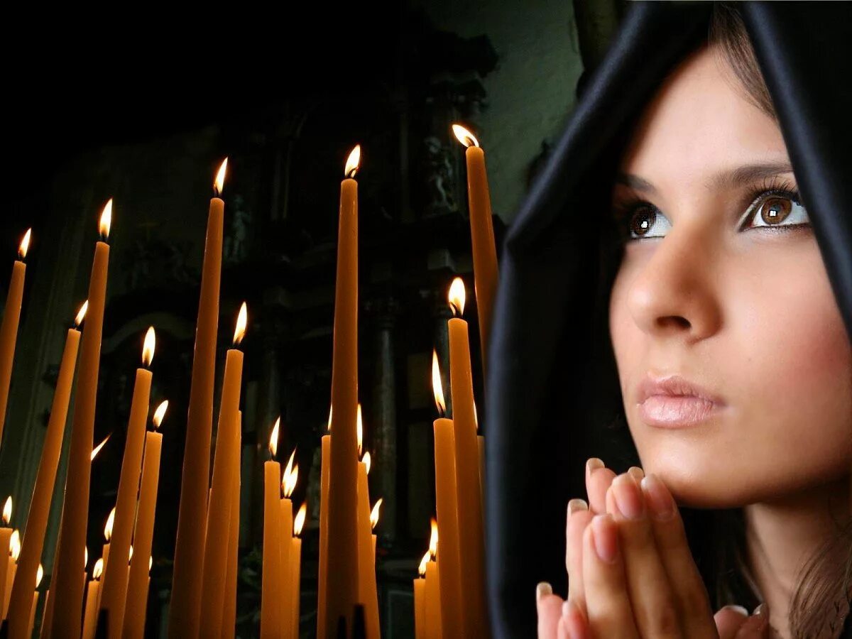 Девушка молится. Красивая женщина молится. Девушка молится картинка. Я тебя прикрою помолись