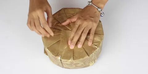 Как упаковывать круглые подарки в подарочную бумагу