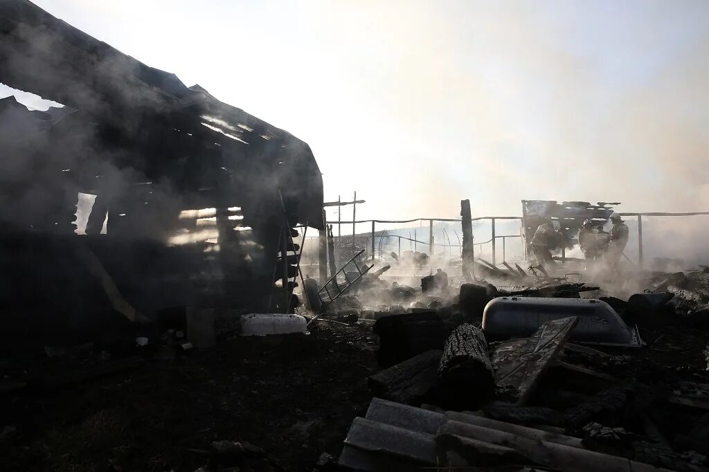 Ps4 горят. Большой пожар в селе. Пожар большое Мурашкино. Пожар в большой Мурте 3.12.2022. Пожар в деревне Краснояр город Мыски.