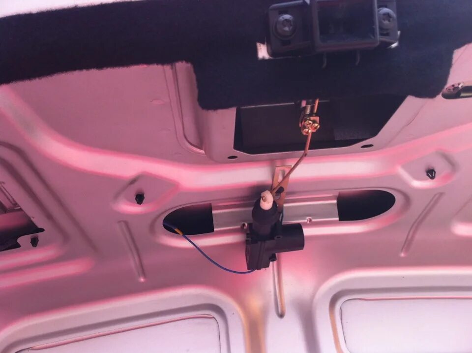 Кнопка открытия багажника в салон(Часть 1) - Renault Logan (2G), 1,2 л, 2013 год