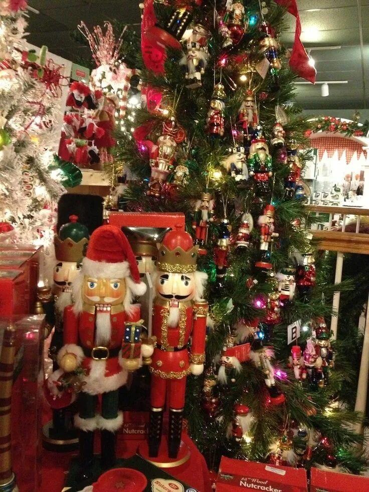 Новогодний декор елки в стиле щелкунчик Nutcracker Christmas Tree Nutcracker christmas decorations, Christmas tree tops,