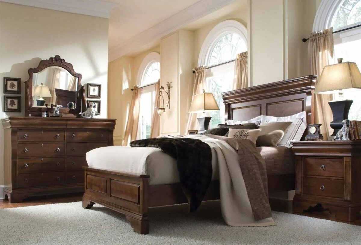 Темно коричневая мебель. Спальня. Мебель для спальни. Комната с деревянной мебелью.