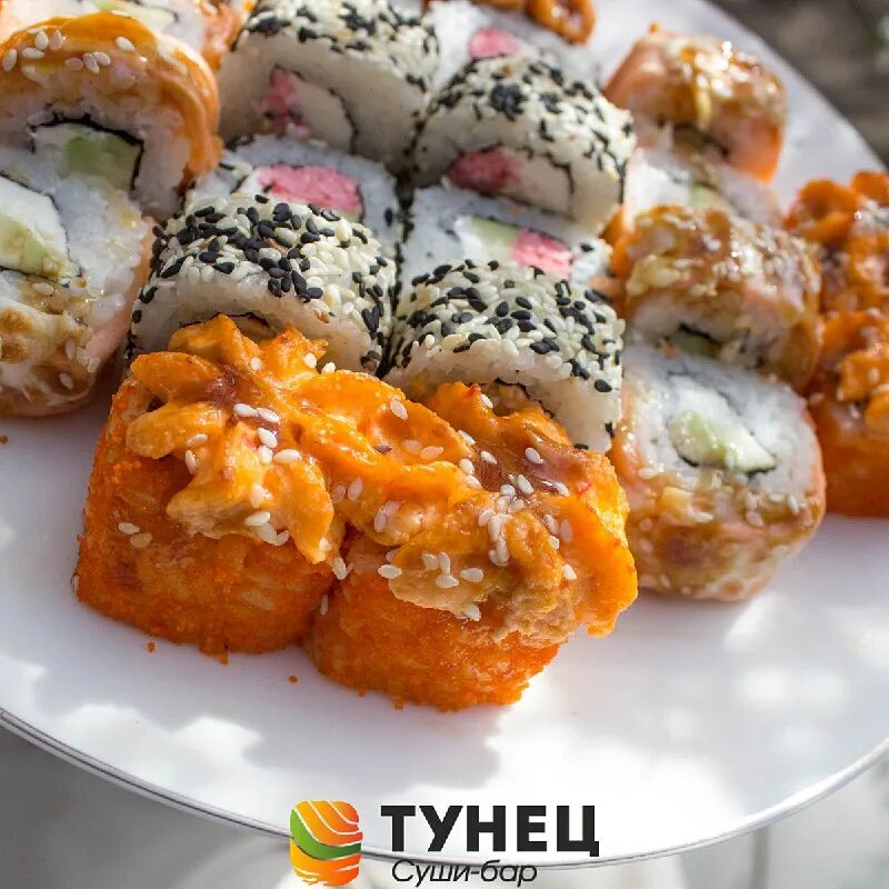 Тунец суши балтийск телефон. Тунец бар монино. Суши бар тунец калининград. Суши бар тунец одинцово. Роллы с гребешком тануки.