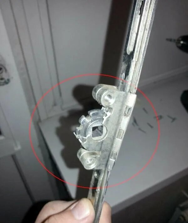 сломался винт крепления ручки пластикового окна. прокручивается ручка пластикового окна. пластиковая ручка для балконной двери. прокручивающаяся картинка своими руками. прокручивается ручка.
