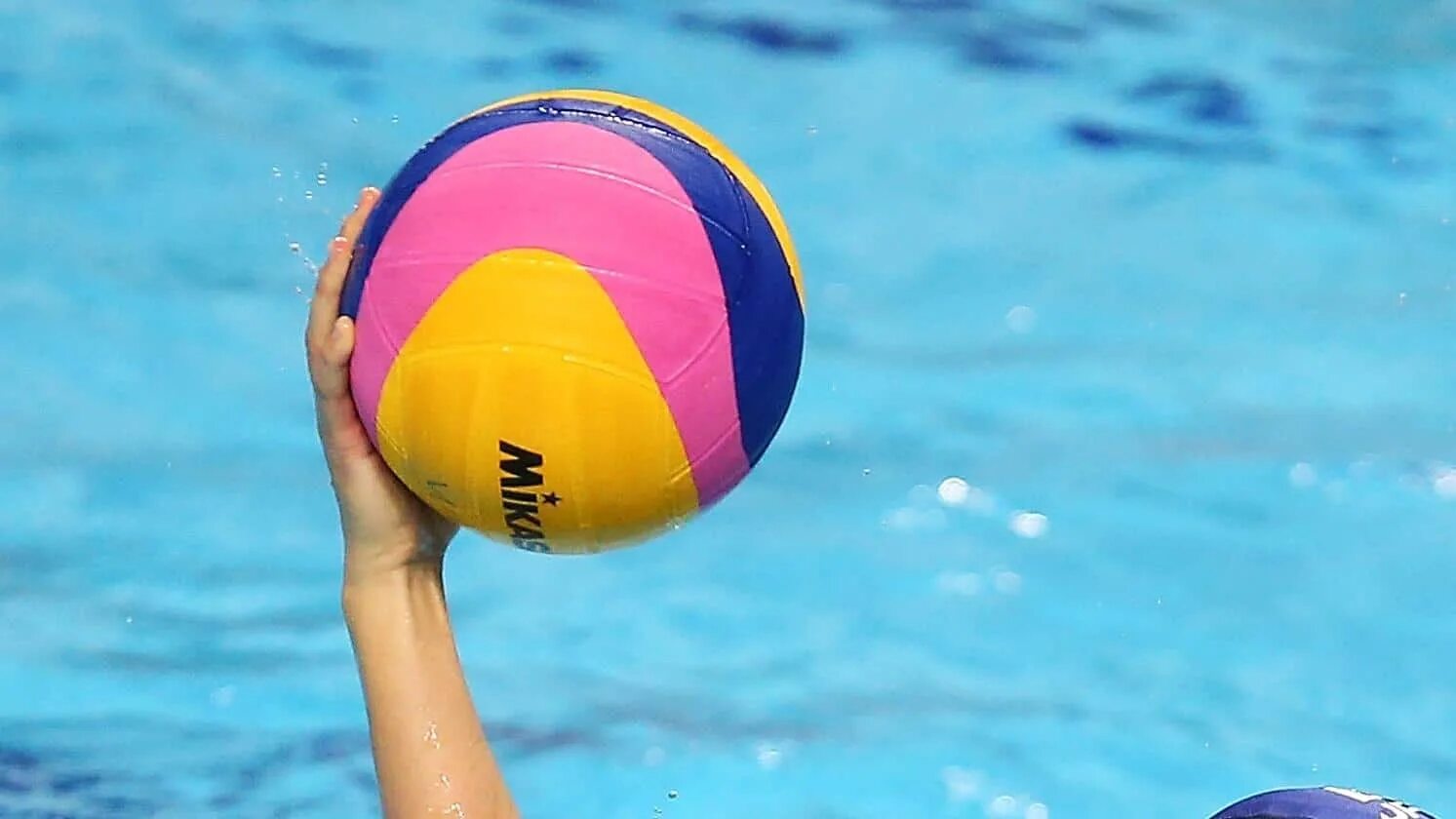 Водное поло. Вотер бол мяч водное поло. Мяч для ватерполо. Водное поло казахстан. Водное поло рука с мячом.