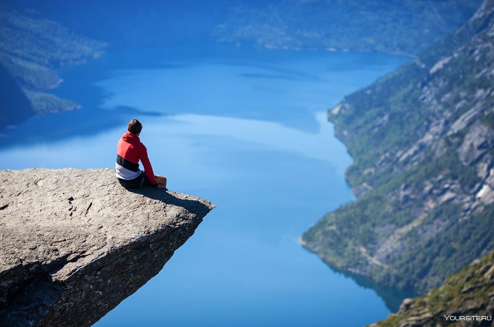 Вид с обрыва. Он стоит на обрыве крутом. Парень на обрыве. Человек на обрыве. Язык тролля норвегия.