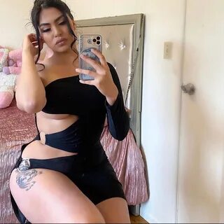 Thick latina masturbating