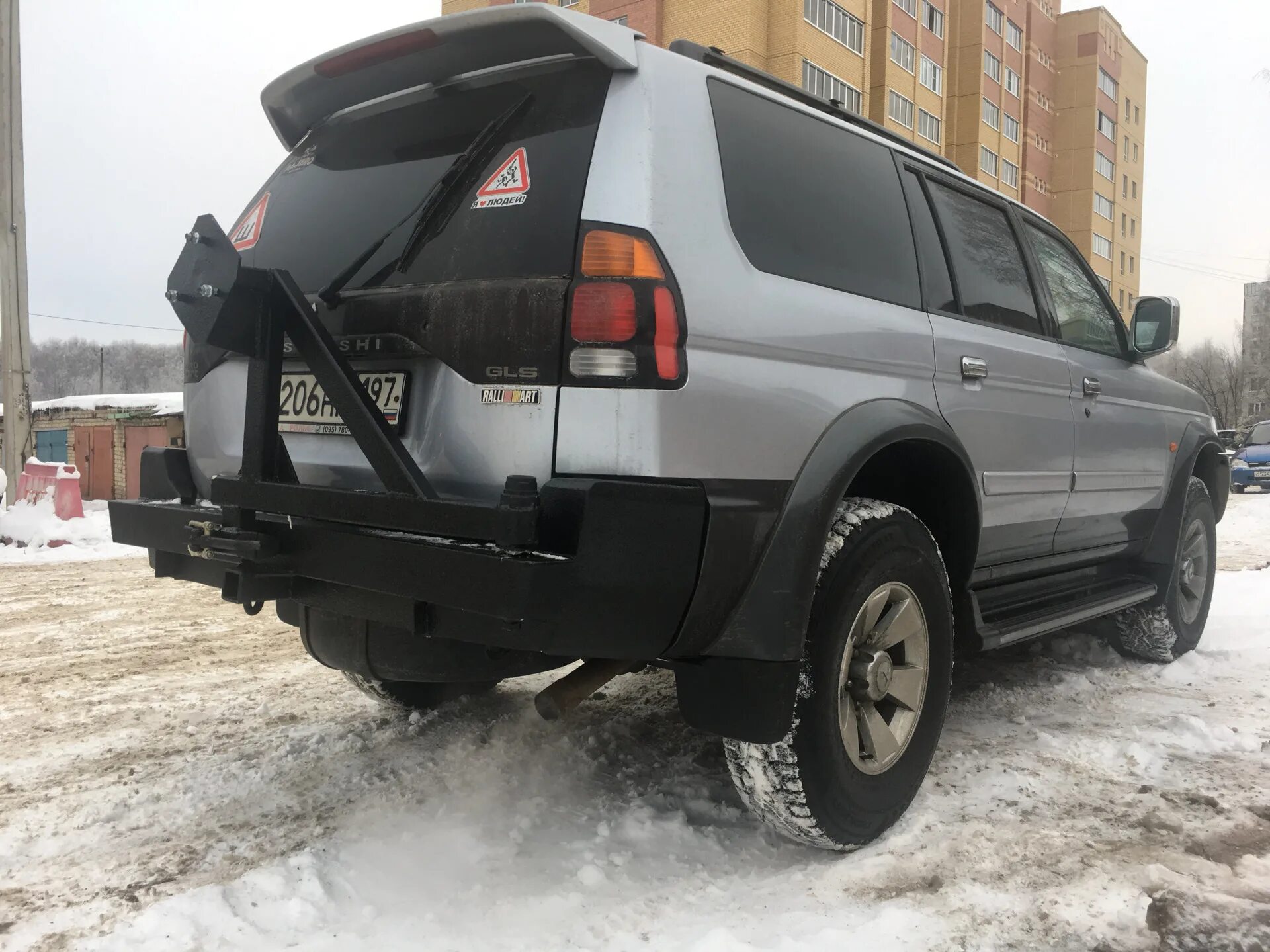 Бампер задний паджеро 3. Mitsubishi Pajero Sport 1 силовой бампер. Mitsubishi Pajero Sport с силовым бампером. Силовой бампер на Митсубиси Паджеро спорт 1. Силовой бампер Mitsubishi Pajero Sport 3.