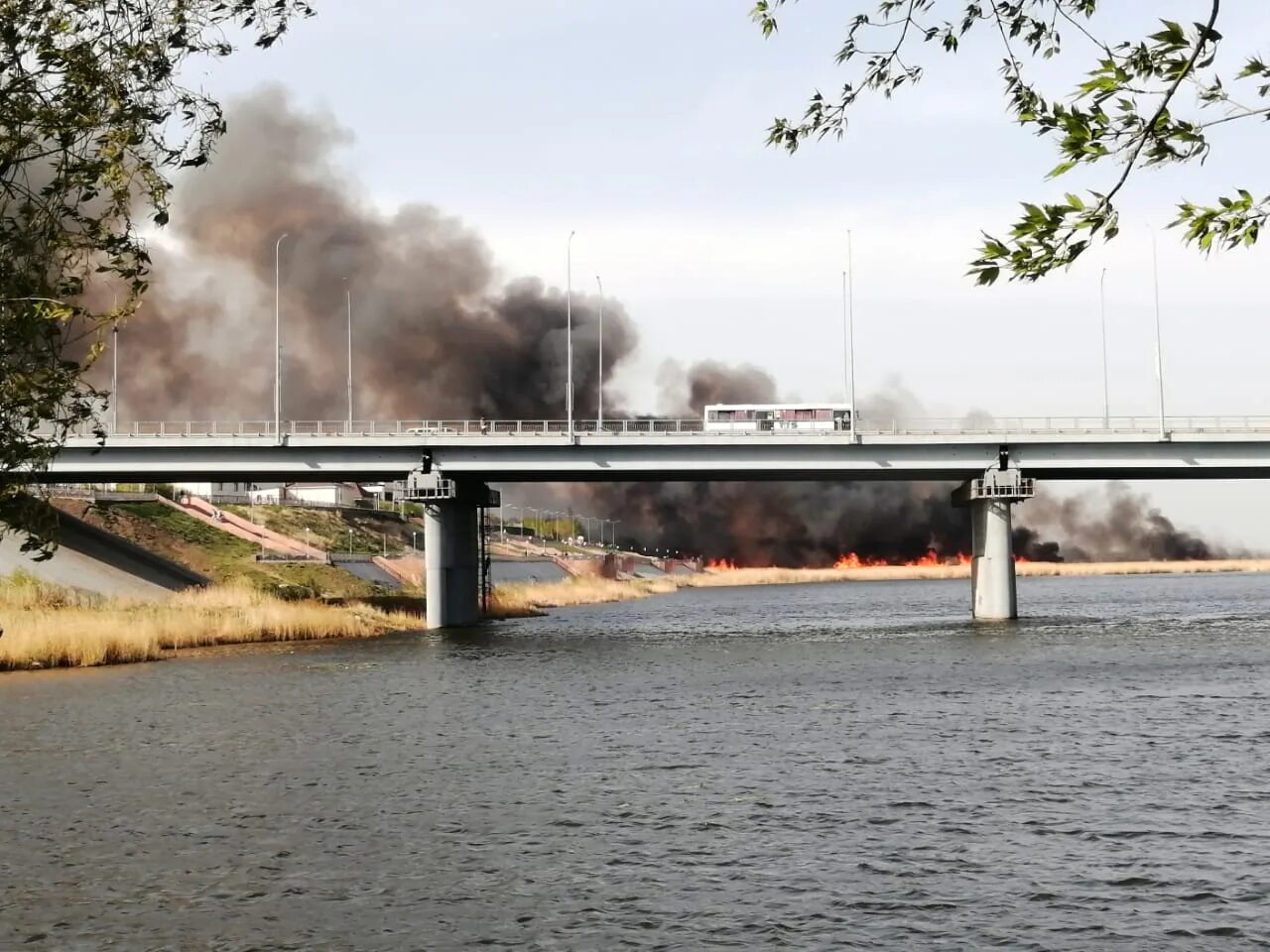 Река город костанай. Костанай пожар 9 мая 2022. Костанай набережная. Пожар на мосту через р. Тобол.