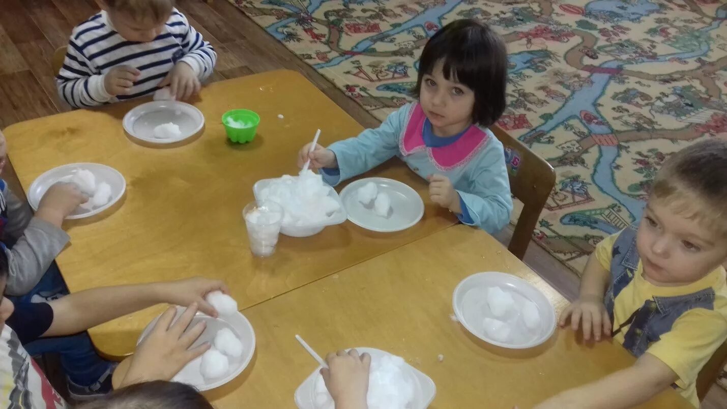 эксперименты со снегом в младшей группе в саду. опыты со снегом во второй младшей. экспериментирование со снегом во второй младшей группе. эксперименты в младшей группе. опыты со снегом в младшей группе.