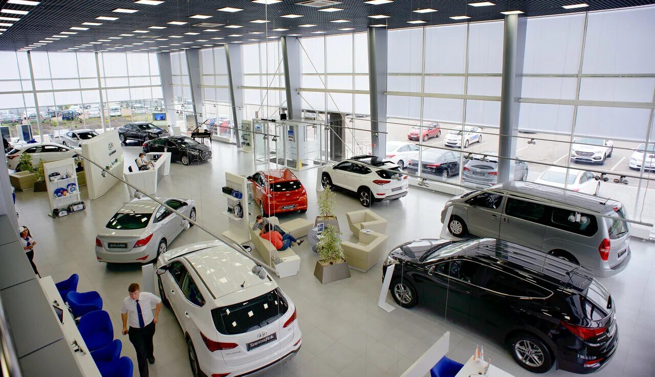 Машины в автосалоне. Есть ли авто в салонах. Ауди центр авилон москва. Авилон дилерский центр bmw. Автосалон внутри.