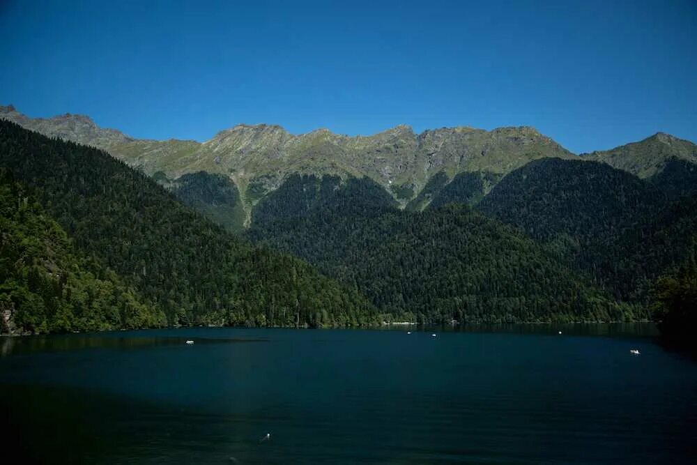 Озеро рица как добраться. Цандрипш озеро Рица. Озеро Рица Абхазия дача Сталина фото. Озеро Рица катамаран. От Сочи до озера Рица.