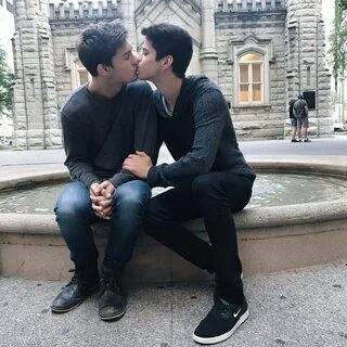 Что делать если парень поцеловал парня