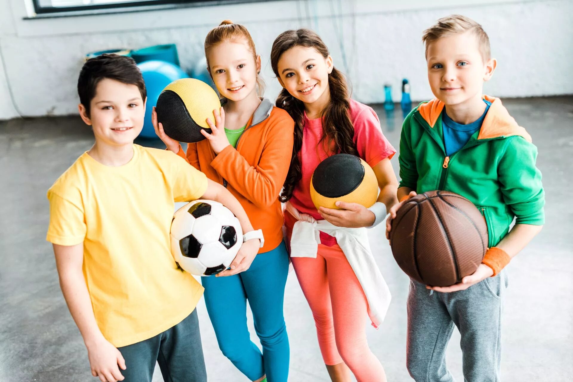 Children do sports. Спорт дети. Командные виды спорта. Командный вид спотра для детей. Командные виды спорта для детей.