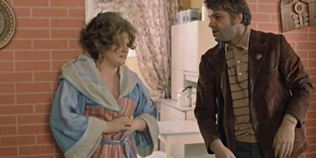 Москва слезам песня слушать. Москва слезам не верит в наушниках. Москва слезам не верит саша в наушниках. Москва слезам песня слушать. Москва слезам песня слушать.