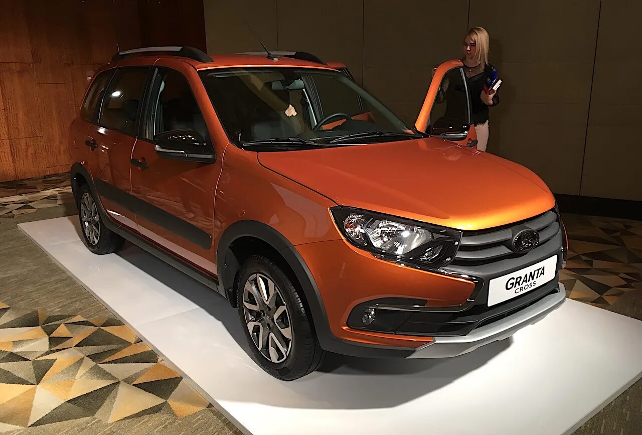 Купить новый Lada (ВАЗ) XRAY бензин механика в Санкт-Петербурге: чёрный 2019 хэт