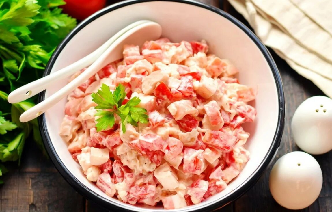 Салат розовый фламинго. Розовый салат. салат коралл. салат коралл с крабовыми палочками. салат из розовых лепестков.