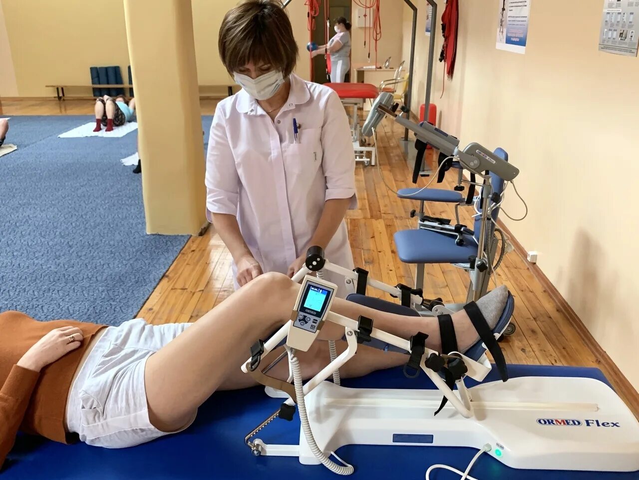 Реабилитация после эдопротезироваятазообедреннног сустаава. Лечение суставов в санатории. Тренажёр для тазобедренного сустава. Реабилитация после операции на тазобедренном суставе санатории. Реабилитационное оборудование.