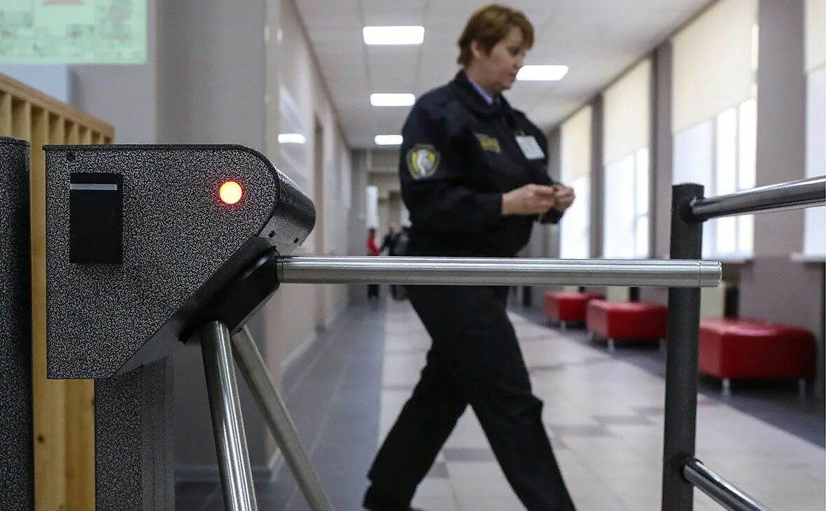 Система видеонаблюдения. Система охраны в школе. Пост охраны в школе. Элементы системы безопасности в школе. Пункт видеонаблюдения.