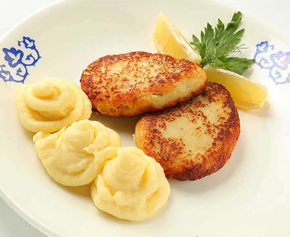Рыбные котлеты картофель. Рыбные котлеты картофель. Рыбные котлеты. Картофельные котлеты. Биточки рыбные с картофельным пюре.