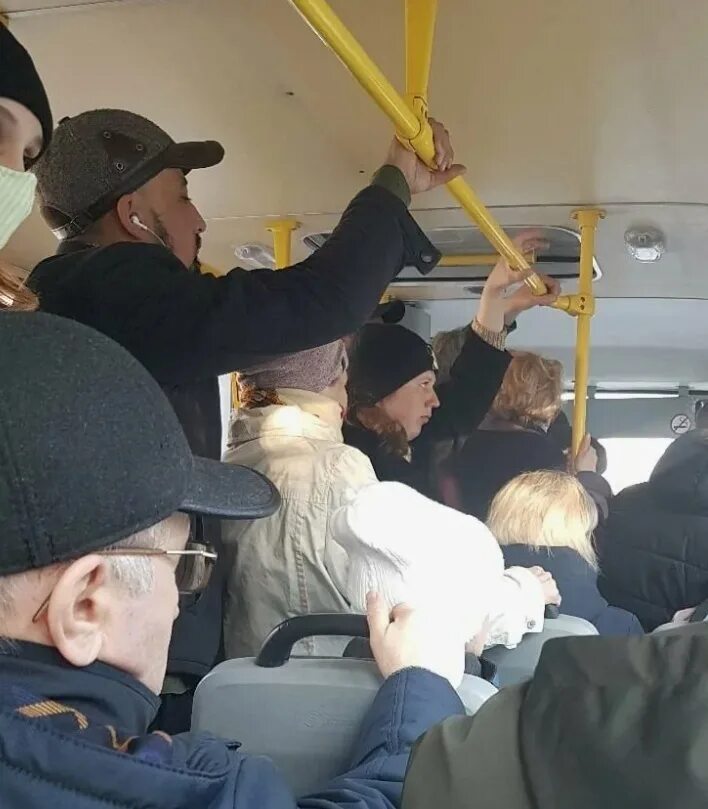 Автобус был переполнен. Переполненная маршрутка. давка в автобусе. переполненный общественный транспорт. набитый автобус.