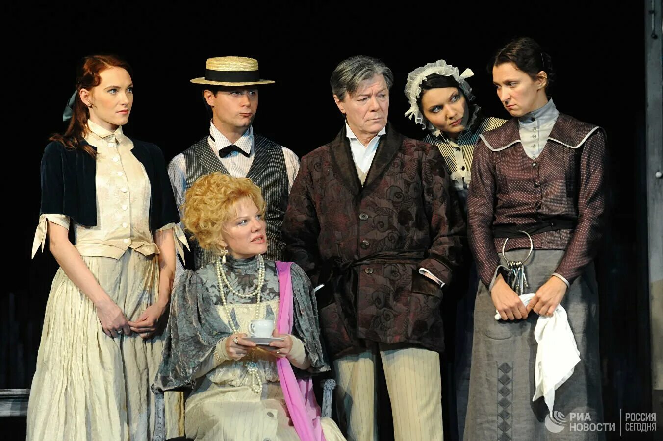 Ленком захарова зал. Вишневый сад ленком 2009. Театр ленком вишневый сад. Вишневый сад ленком. Вишневый сад ленком фото.