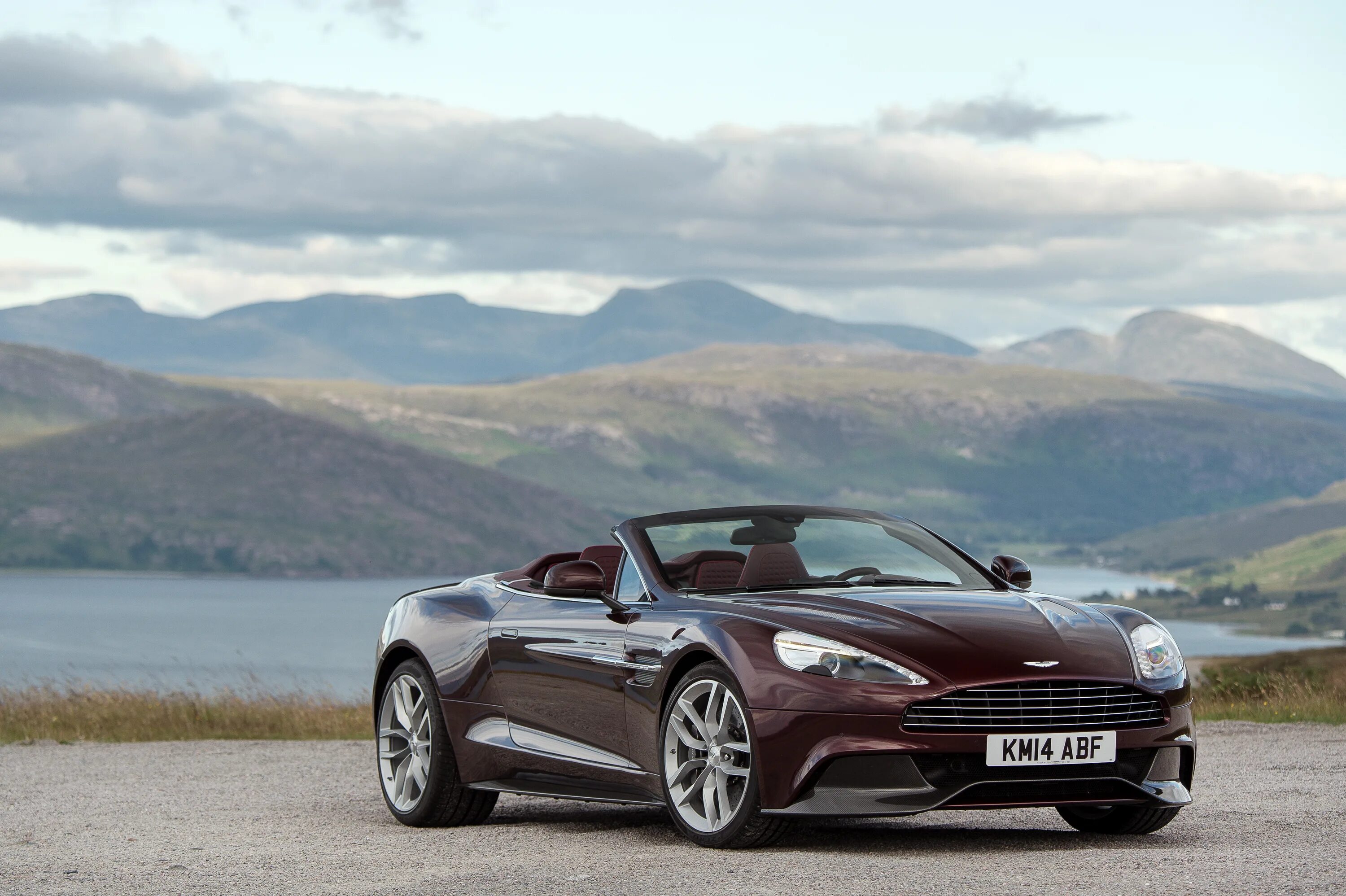 Aston Martin Vanquish 2015. Машина 2015 года выпуска