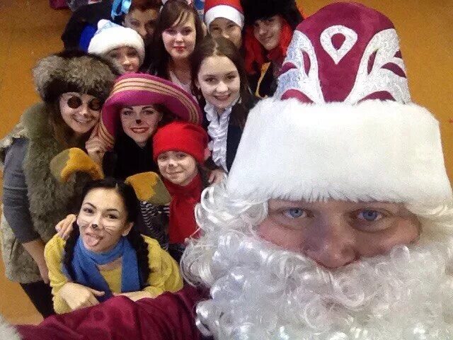 идеи для новогоднего селфи. селфи с елочными игрушками. новогоднее семейное селфи. селфи новогоднее 20+ 2022год. спирина вера норильск.