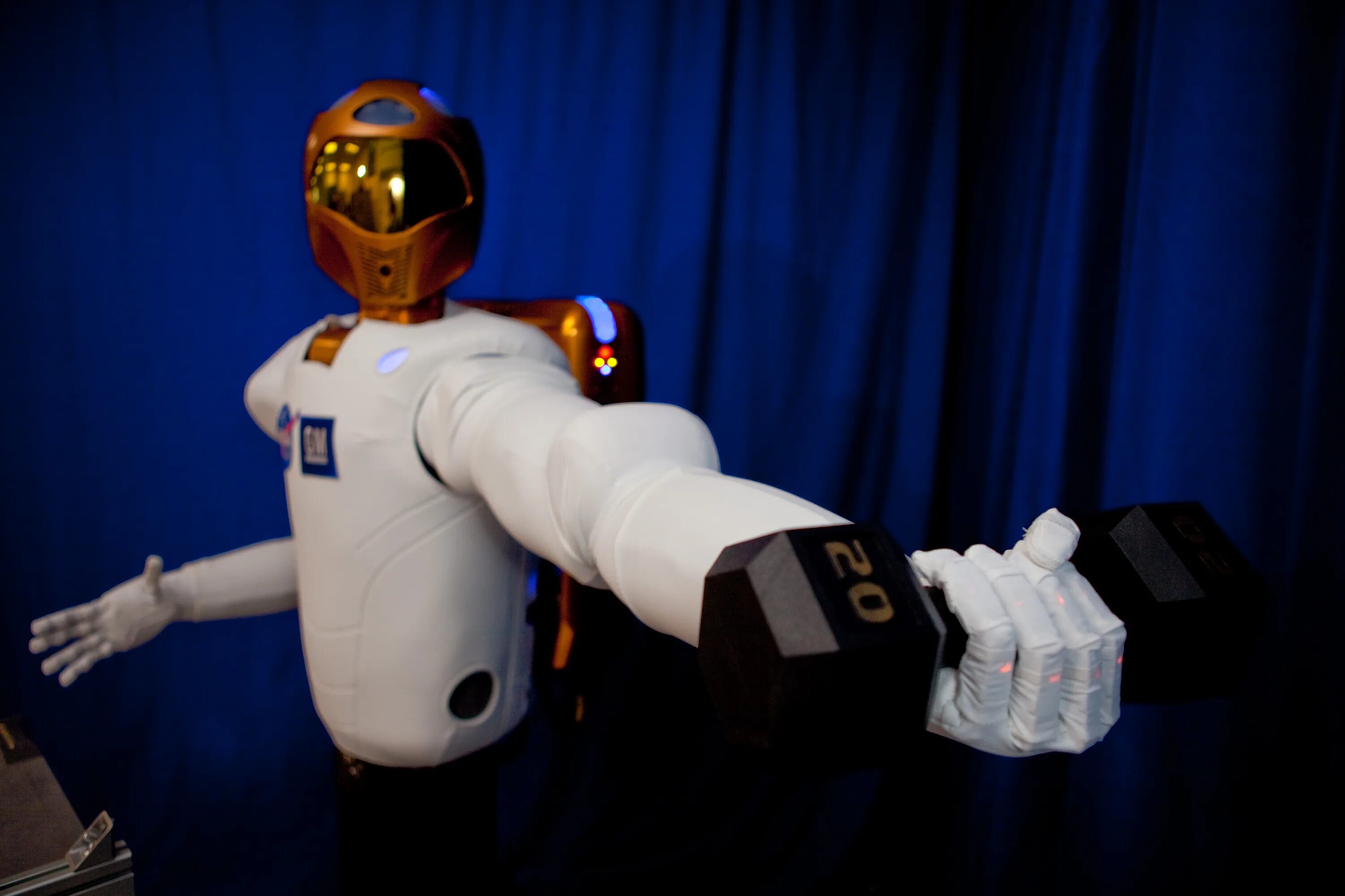 Робот астронавт. Робот наса робонавт-2. антропоморфный робот «robonaut-2». робонавт наса. первый робот-гуманоид robonaut (r2b).