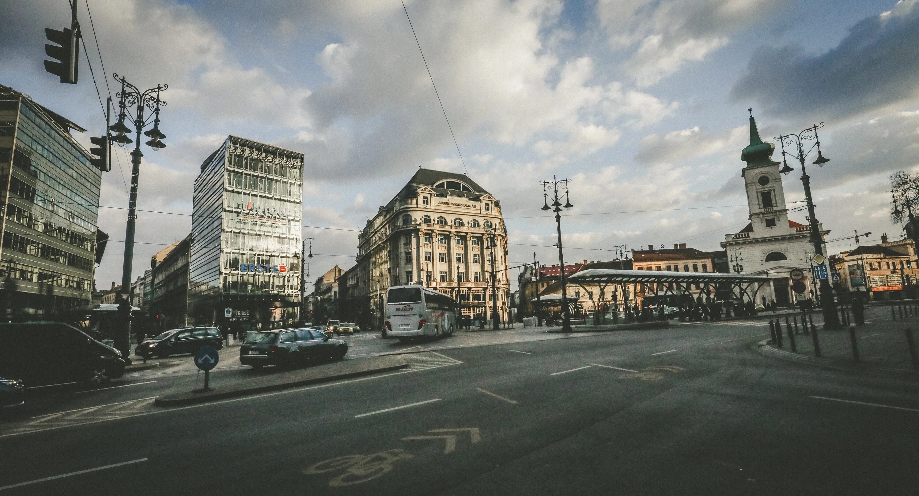 Город ход хорошем. Площадь Венгрии. Площадь Kalvin ter в Будапеште фото. Венгрия фото улиц на площади. Венгерские картинки.