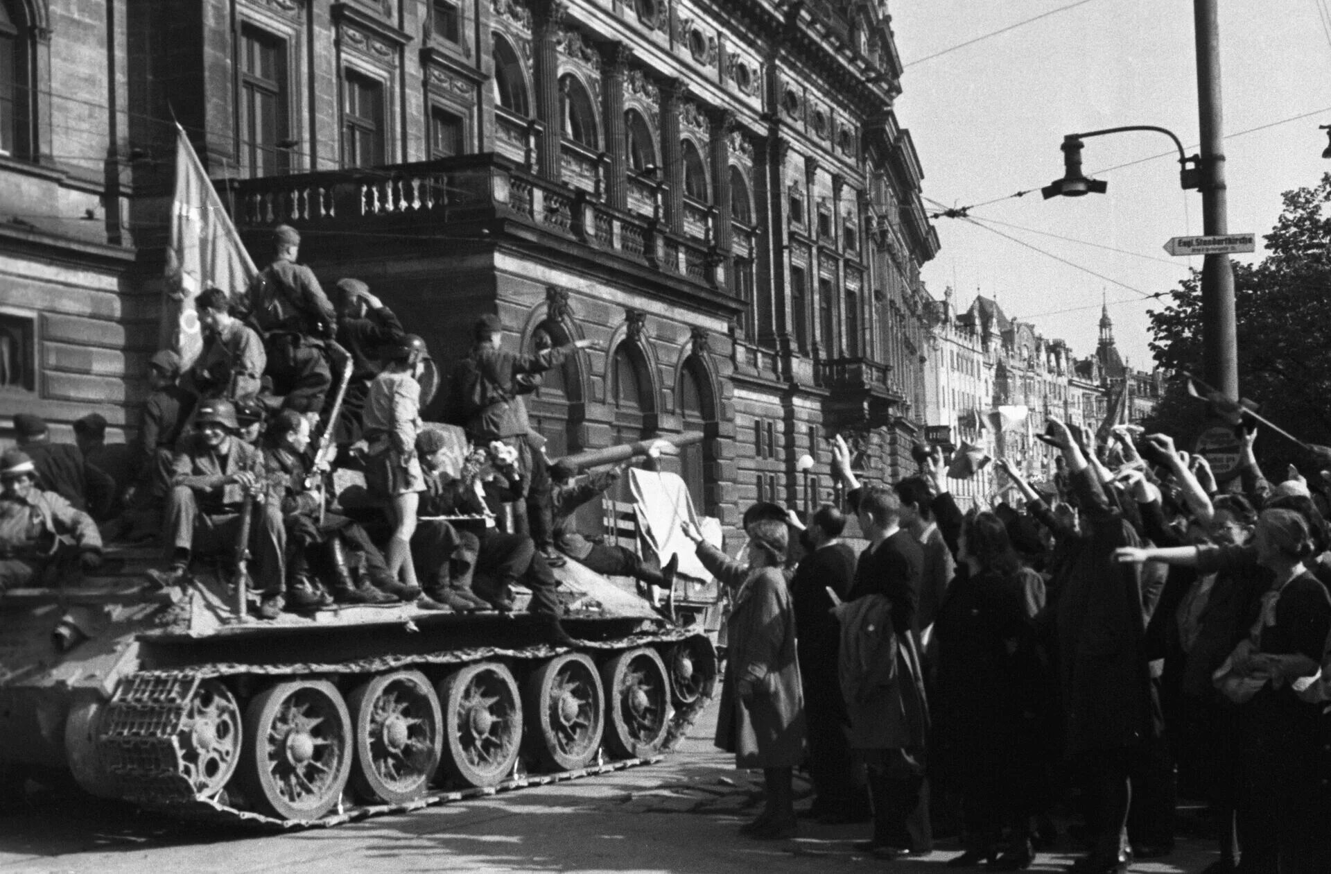 Красная армия в чехословакии. Советские войска в Праге 1945. Советские солдаты в Праге 1945. Освобождение Праги 1945 красная армия.