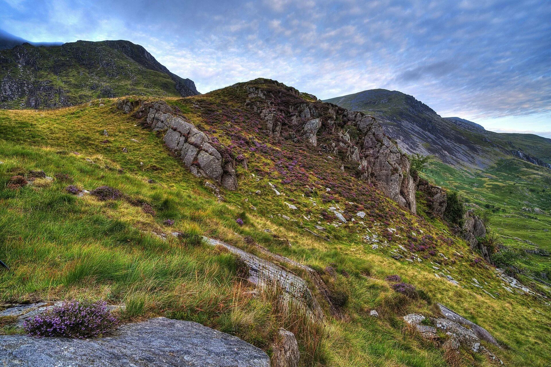 Какие есть холмы. Пеннинские горы Великобритании. Гора Бен Невис в Шотландии. Сноудония скалы. Гористая местность в Англии.