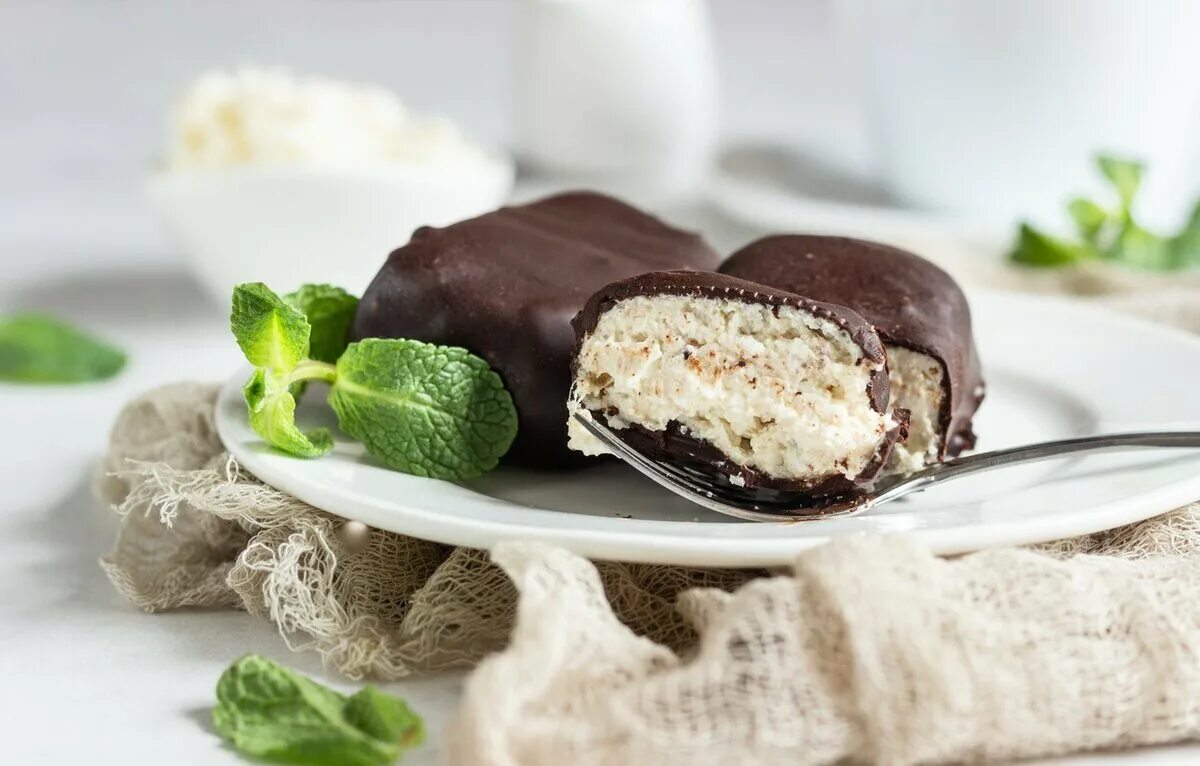 Рецепт пп сырков. Домашние конфеты баунти приготовка. Творожные сырки в шоколаде. Пп творожные сырки. Пп сырки глазированные.