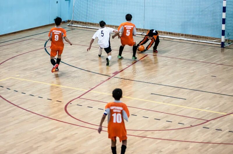 Сороконожки футбольные для зала. Футбольный зал. Играть в сороконожках в зале. Мини футбол участники. Играть в сороконожках в зале.