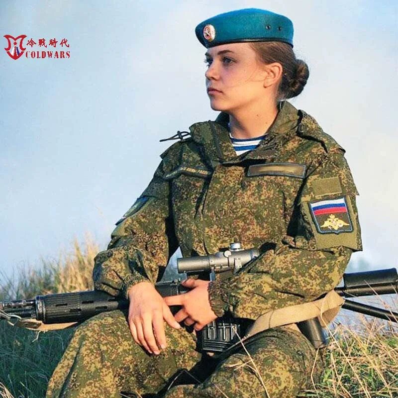 Солдатская женщина. Девушка в гимнастерке с автоматом. Солдатская женщина. Воинское приветствие женщины. Девушка в гимнастерке с автоматом.