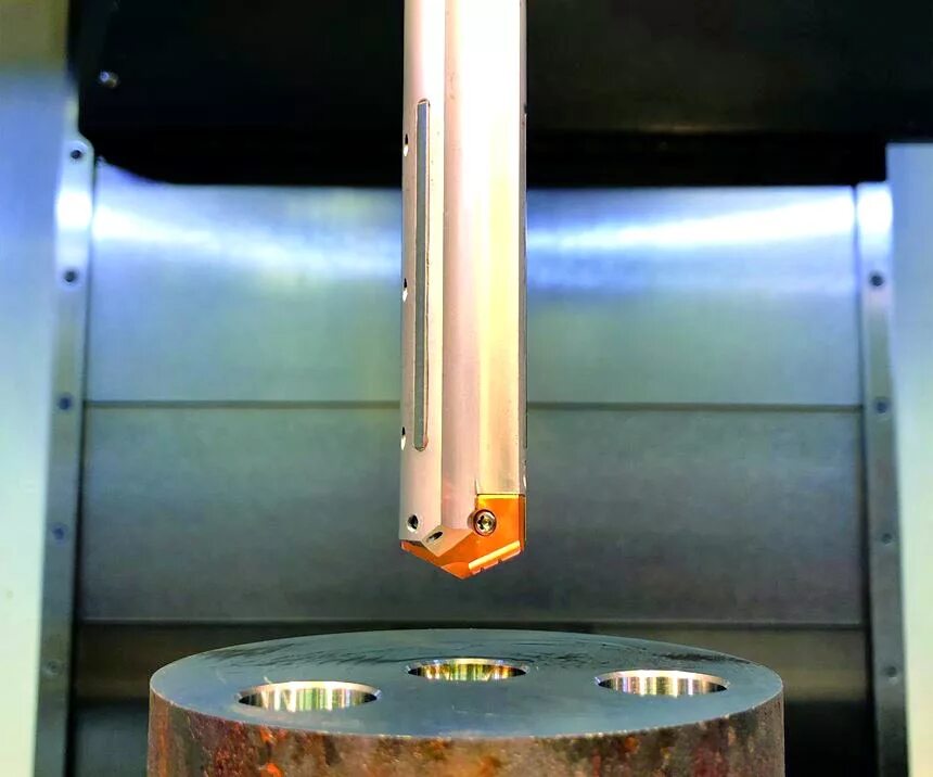 Внеосевое сверление глубоких отверстий станок. Глубокое сверление. Глубокое сверление в металле. Глубокое сверление в металле. Инструмент для расточки глубоких отверстий на токарном станке.