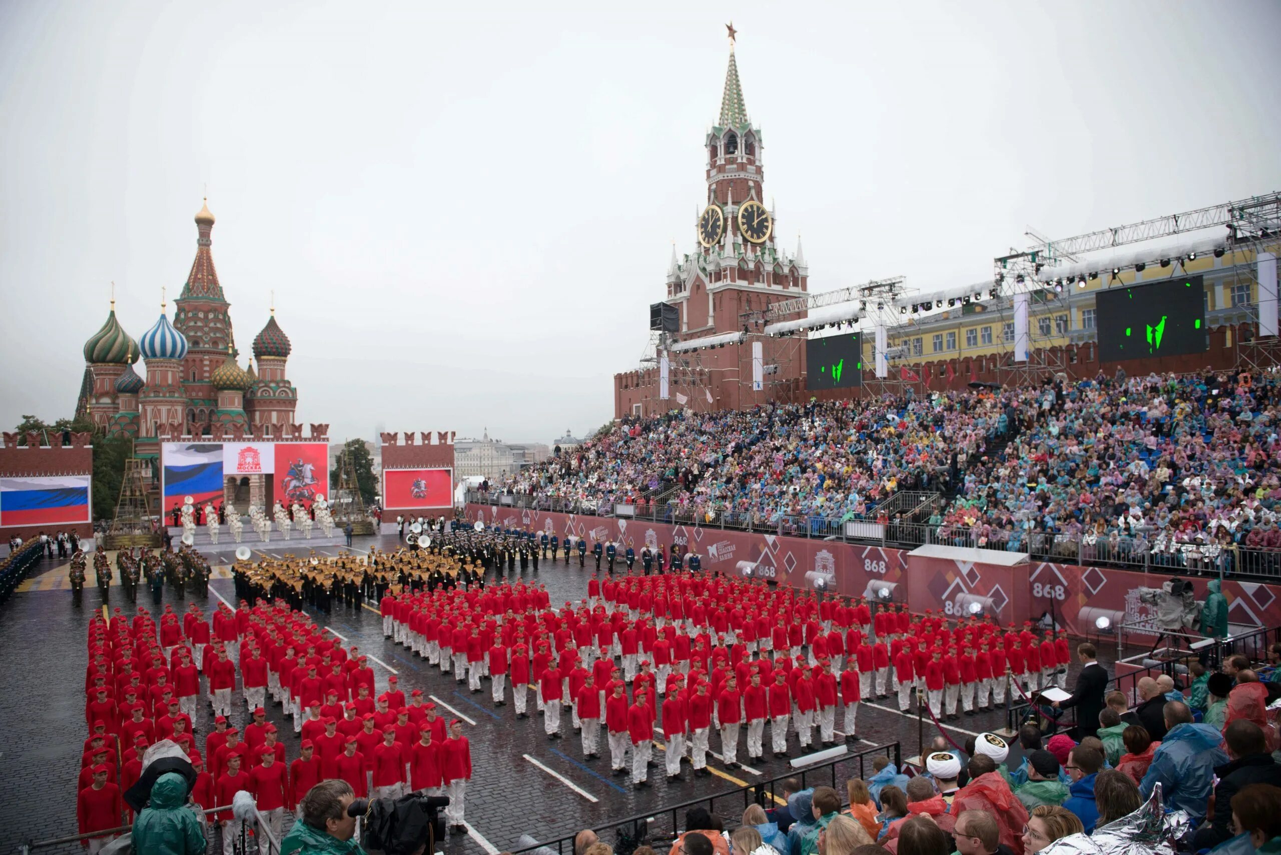 Сегодня на красной площади мероприятия в москве. Спасская башня парад Победы. Красная площадь праздник. Россия Москва красная площадь. Народ на красной площади.