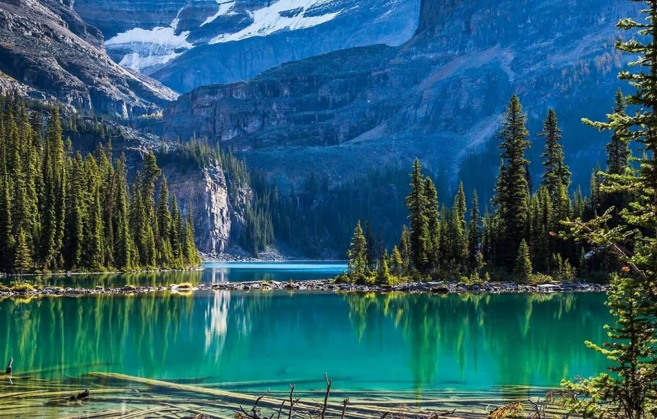 Canada lakes. Национальный парк Йохо Изумрудное озеро. Изумрудное озеро Канада Йохо. Национальный парк Йохо Канада. Озеро Эмеральд Канада.