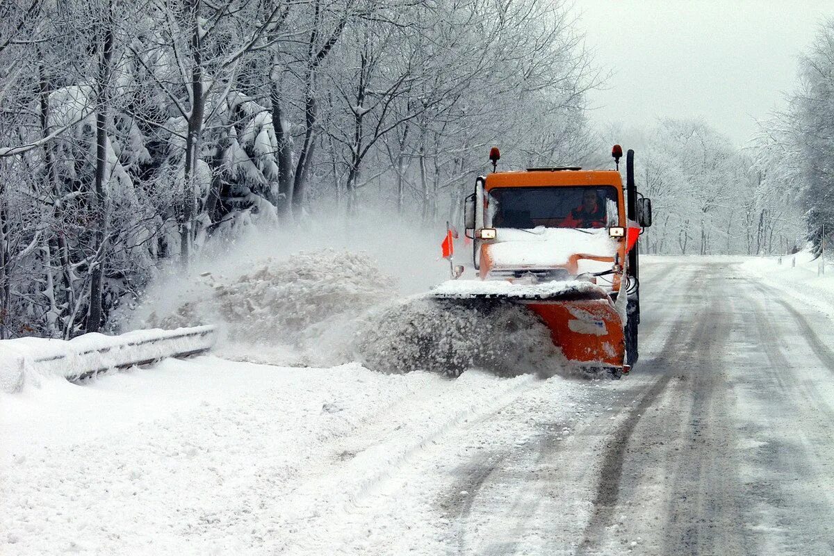 Прочищенные дороги. Снегоуборочная техника. Дорожники зимой. Снегоуборочная техника на дороге. Машины для очистки дорог от снега.