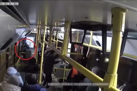 Разбитое окно в автобусе